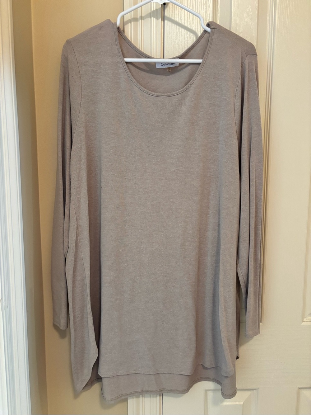 Calvin Klein Lightweight Long Sleeve Scoop Neck Top – Taupe Gray
